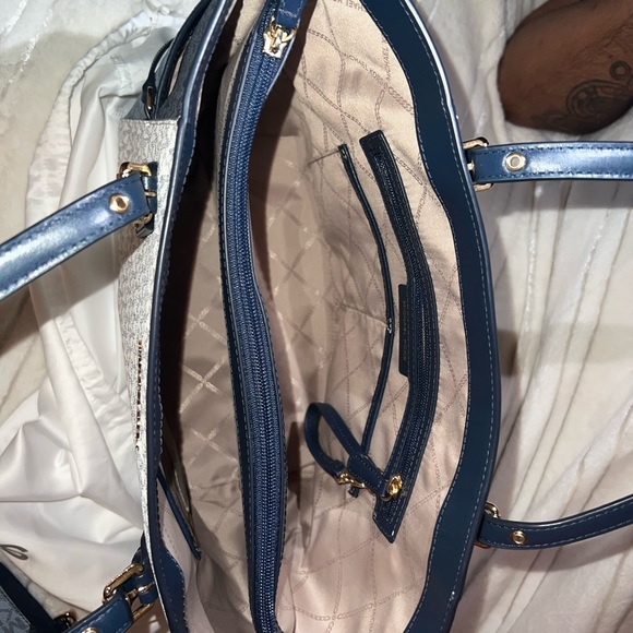 Michael Kors Tote Bag and Wristlet wallet - Picture 8 of 13